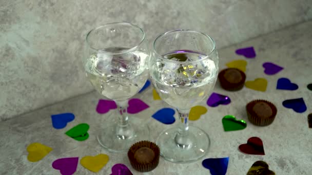 Glace Tombe Dans Des Verres Avec Une Boisson Alcoolisée — Video