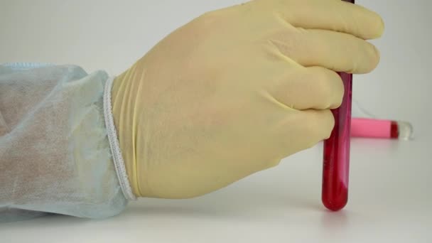 Hand Hält Blutprobe Vakuumröhrchen Test Auf Coronavirus Medizinischer Kolben Mit — Stockvideo