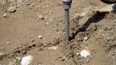 Demir çiviler yere saplanır. Kendi evini inşa etme kavramı