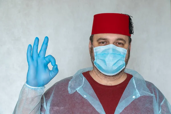 Man Medicinsk Mask Och Turkisk Hatt Visar Ett Tecken Slut — Stockfoto