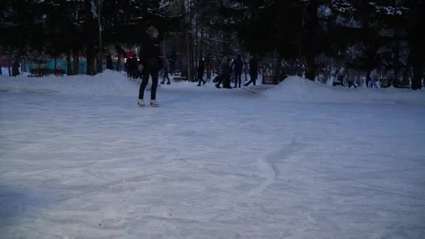 Росія Красноярськ Січень 2020 Люди Катаються Льоду Міському Парку — стокове відео