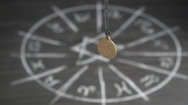 Sihirli çemberin arka planında kehanetler tılsımı var. Paralel dünyalarla bilgi alışverişinde ve geleceği tahmin etmede yardımcı olur.. 