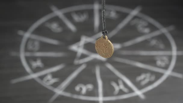 Amulet Předpovědí Pozadí Magického Kruhu Pomáhá Při Výměně Informací Paralelními — Stock video