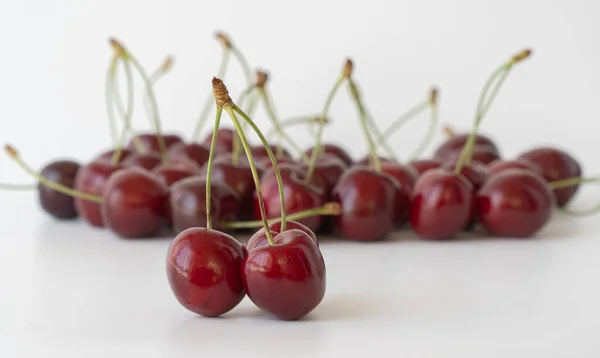 Плод Прунуса Авиума. спелые ягоды сочной вишни, выделенные на белом фоне. — стоковое фото