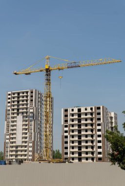 Yüksek binaların inşaatı için kule vinci. Gayrimenkul inşaatı konsepti.