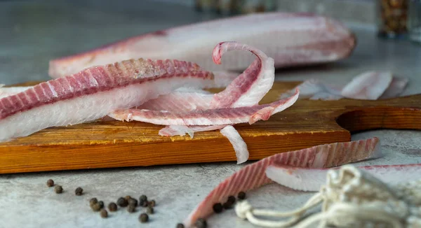 Peixe fresco congelado cortado em fatias finas. prato nacional de peixe congelado cru . — Fotografia de Stock