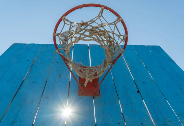 Altes Basketballschild Mit Einem Ring Himmel Sonne Scheint Durch Die — Stockfoto