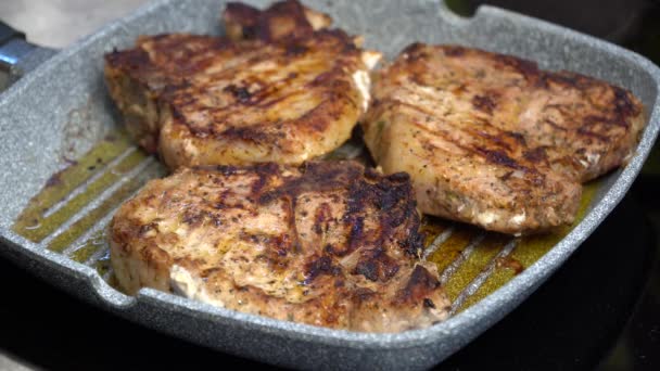 Carne Frita Deliciosos Filetes Fríen Una Sartén — Vídeo de stock