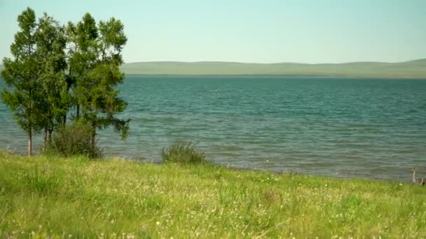 Hermoso Lago Con Costas Montañosas Soleado Día Verano Lago Shira — Vídeo de stock