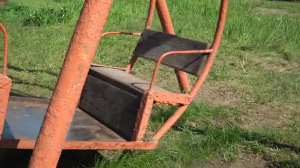 Columpio Metal Viejo Para Niños Carrusel Mueve Ciudad Abandonada Vacía — Vídeo de stock