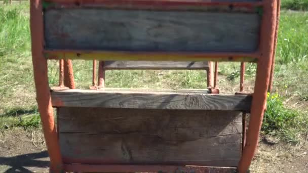 Çocuklar Için Eski Metal Salıncak Atlıkarınca Hareket Ediyor Oyun Parkı — Stok video
