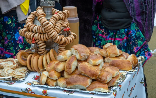 シュロヴェタイド マレニツァ バター ウィークの祭りの食事 ロシアのパンケーキのスタック ロシア茶のサモヴァールにバゲルの束 — ストック写真