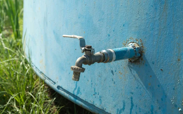 Torneira Água Tanque Ferro Velho Rua Água Potável — Fotografia de Stock