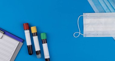 Kan testi tüpü ve antiviral tıbbi maskeli düz bileşim. Virüs için test sonuçları.