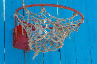 Yüzüklü eski basketbol kalkanı. Fiziksel kültür ve spor kavramı. Açık hava basketbol oyunu.