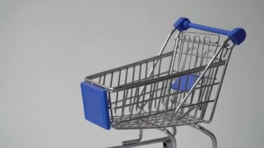 Beyaz arka planda alışveriş arabası. çevrimiçi alışveriş. 