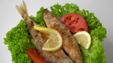 Osmerus Eperlanus. Marul, limon ve domatesli kızarmış balık.. 