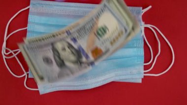 Tıbbi solunum bandajı yüz ve para. Koronavirüs salgınından dolayı maskelerin fiyatları yükseliyor. COVID-19 'a karşı korunmak için antiviral tıbbi maske. Boşluğu kopyala