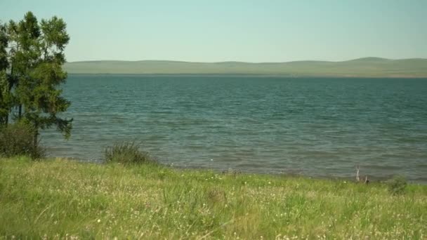 Hermoso Lago Con Costas Montañosas Soleado Día Verano Lago Shira — Vídeo de stock