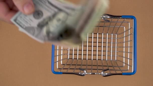 Geld Consumentenmand Dollars Vallen Supermarkt Mand — Stockvideo
