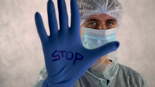 Koronavirüsü Durdur Tıbbi Maskeli Bir Adam — Stok video