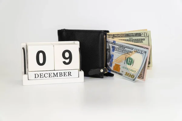 Naptár és pénztárca pénzzel. Kézzel készített fa kocka dátum hónap és nap. — Stock Fotó