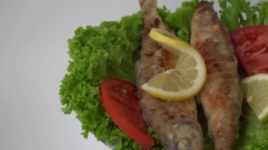 Osmerus Eperlanus. Marul, limon ve domatesli kızarmış balık.. 