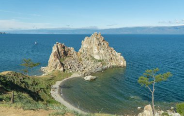 Sibirya Baykal Gölü 'nün güzel manzarası. Olkhon 'daki Şamanka Kayası' nın panoramik manzarası. Burhan Burnu. Seyahat konsepti. Baykal Gölü dünyanın en büyük tatlı su gölüdür. Doğal arkaplan