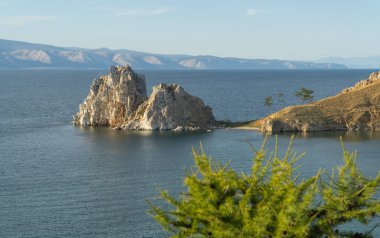 Sibirya Baykal Gölü 'nün güzel manzarası. Ön planda tarla kuşu, seçici odaklanma. Olkhon 'daki Şamanka Kayası' nın panoramik görüntüsü.
