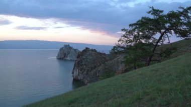Sibirya Baykal Gölü 'nün güzel manzarası. Olkhon 'daki Şamanka Kayası' nın panoramik manzarası. Burhan Burnu. Seyahat konsepti. Baykal Gölü dünyanın en büyük tatlı su gölüdür. Doğal arkaplan.