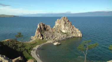 Sibirya Baykal Gölü 'nün güzel manzarası. Olkhon 'daki Şamanka Kayası' nın panoramik manzarası. Burhan Burnu. Seyahat konsepti. Baykal Gölü dünyanın en büyük tatlı su gölüdür. Doğal arkaplan.