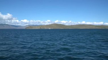 Göldeki pelerin, kayalık sahil. Seyahat konsepti. Sibirya Baykal Gölü 'nün güzel manzarası. Panoramik manzara. Baykal Gölü dünyanın en büyük tatlı su gölüdür. Doğal arkaplan.