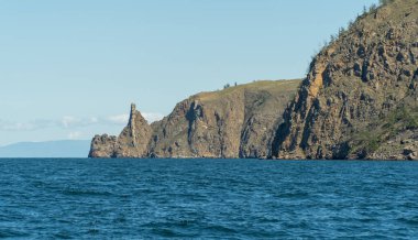 Cape Khoboy, kayalık sahil. Baykal Gölü 'ndeki Olkhon adasının kuzey ucu. Seyahat konsepti. Baykal Gölü dünyanın en büyük tatlı su gölüdür. Sibirya Baykal Gölü 'nün güzel manzarası.