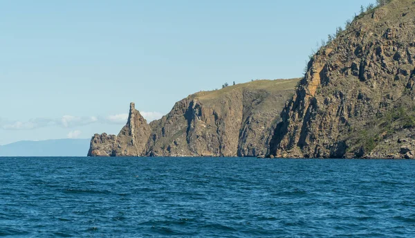 Cape Khoboy, kayalık sahil. Baykal Gölü 'ndeki Olkhon adasının kuzey ucu. Seyahat konsepti. Baykal Gölü dünyanın en büyük tatlı su gölüdür. Sibirya Baykal Gölü 'nün güzel manzarası.