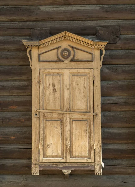 Stare Drewniane Okno Zamkniętymi Okiennicami — Zdjęcie stockowe