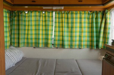 Karavanın içinde katlanır yatak. Kamyon içi. Gezginlerin konforunu sağlamak için gerekli tüm ev aletleriyle donatılmış büyük ölçekli karavan karavanı.