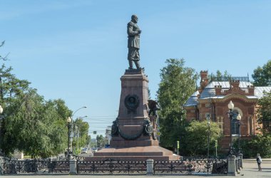 Rusya, Irkutsk, Ağustos 2020: Anıt, Rus İmparatoru III. TRANS-Sibirya demiryolu inşaatının tamamlanması şerefine kurulmuştur.