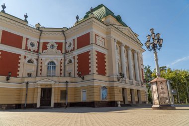 Rusya, Irkutsk, Ağustos 2020: Irkutsk Akademik Tiyatrosu adını Okhlopkov 'dan almıştır. Rusya 'nın en eski tiyatro salonlarından biri..