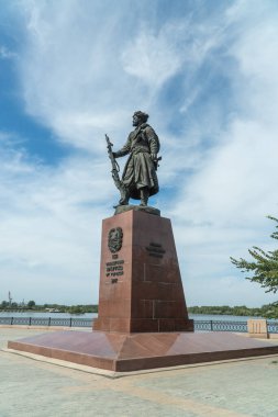 Rusya, Irkutsk, Ağustos 2020: Şehrin kurucusu Kâşif Yakov Pokhabov anıtı dikildi. Angara nehrinin alçak seti..