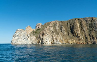 Cape Sagan-Khushun, kayalık sahil. Cape Three Kardeşler olarak bilinir. Üç erkek kardeşi sembolize eden üç taş zirve. Seyahat konsepti. Sibirya Baykal Gölü 'nün güzel manzarası.