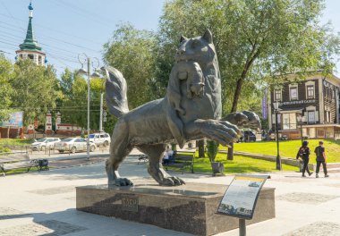 Rusya, Irkutsk, Ağustos 2020: Babr heykeli. Bu figür şehrin armasından ödünç alınmıştır. Anıt şehrin tarihi merkezinde yer almaktadır.