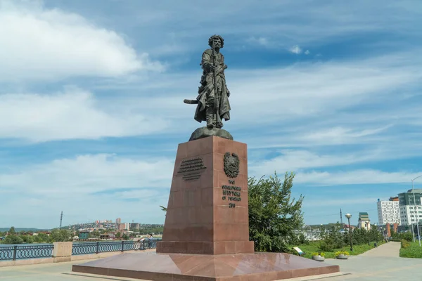 俄罗斯 伊尔库茨克 2020年8月 为这座城市的缔造者 探险家雅科夫 波哈博夫树立的纪念碑 安加拉河下游堤岸 — 图库照片
