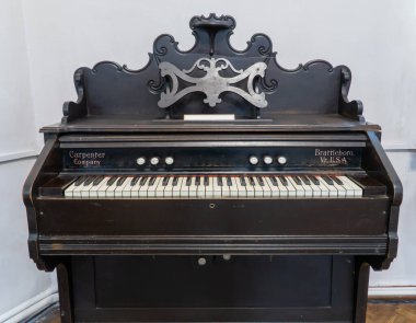 Rusya, Irkutsk, Ağustos 2020: armonyum klavye-pnömatik müzik enstrümanı, bir piyano klavyesi ve bir döşeme veya masa düzenlemesi ile karakterize edilir