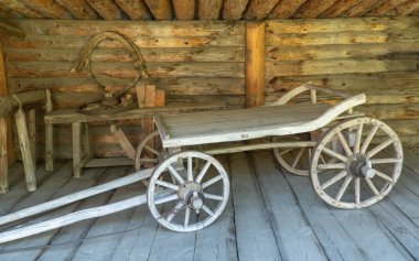 Kulübenin altındaki eski ahşap araba..