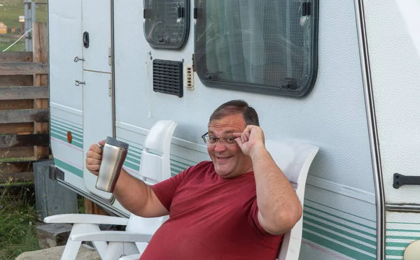 Mann Entspannt Sich Mit Reiseanhänger Fröhlicher Mensch Urlaub Mit Einem — Stockfoto