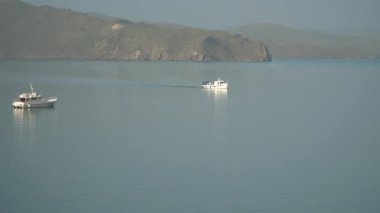 Büyük bir gölde küçük bir gemi. Seyahat konsepti. Baykal Gölü dünyanın en büyük tatlı su gölüdür. Sibirya Baykal Gölü 'nün güzel manzarası.