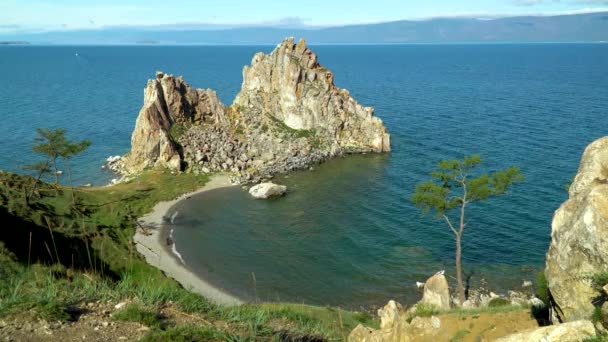 オルホンのシャマンカ ロック アジアの9つの聖地の一つ ブルハン岬だ 岩石は大理石と石灰岩で構成されており 時には黒鉛の角度を持つ 美しい風景 — ストック動画