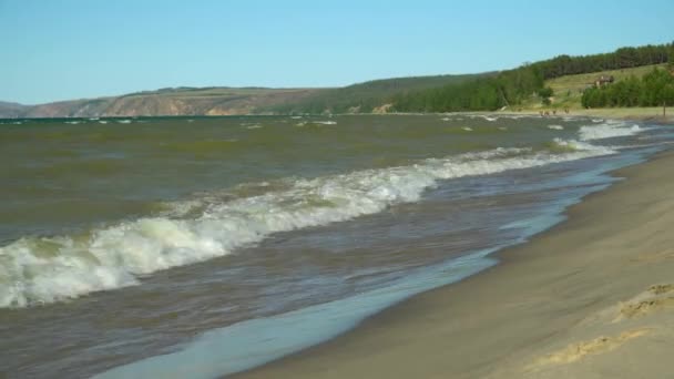 호수에 폭풍이 파도가 해변을 강타하고 있습니다 시베리아 바이칼호의 아름다운 파노라마처럼 — 비디오