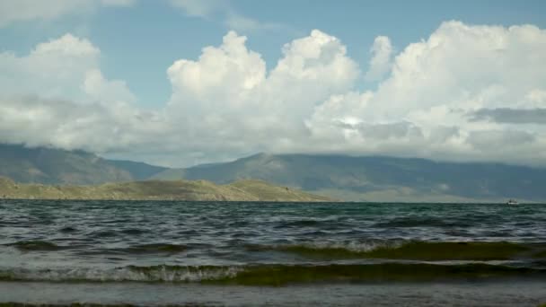 Fuerte Tormenta Lago Olas Golpeando Orilla Fondo Los Pescadores Nadan — Vídeo de stock