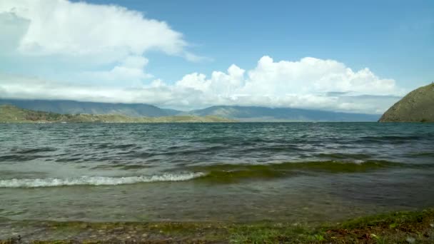 Fuerte Tormenta Lago Olas Golpeando Orilla Fondo Los Pescadores Nadan — Vídeo de stock